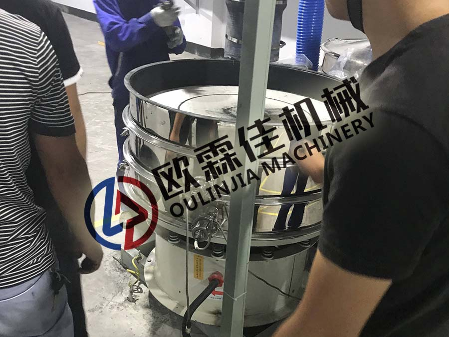 三元材料超聲波振動(dòng)篩篩分現(xiàn)場(chǎng)